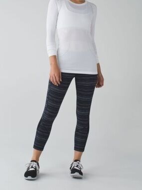 Rare lululemon athletica Pace Rival Crop 22” Cyber Stripe Naval Blue Black Size